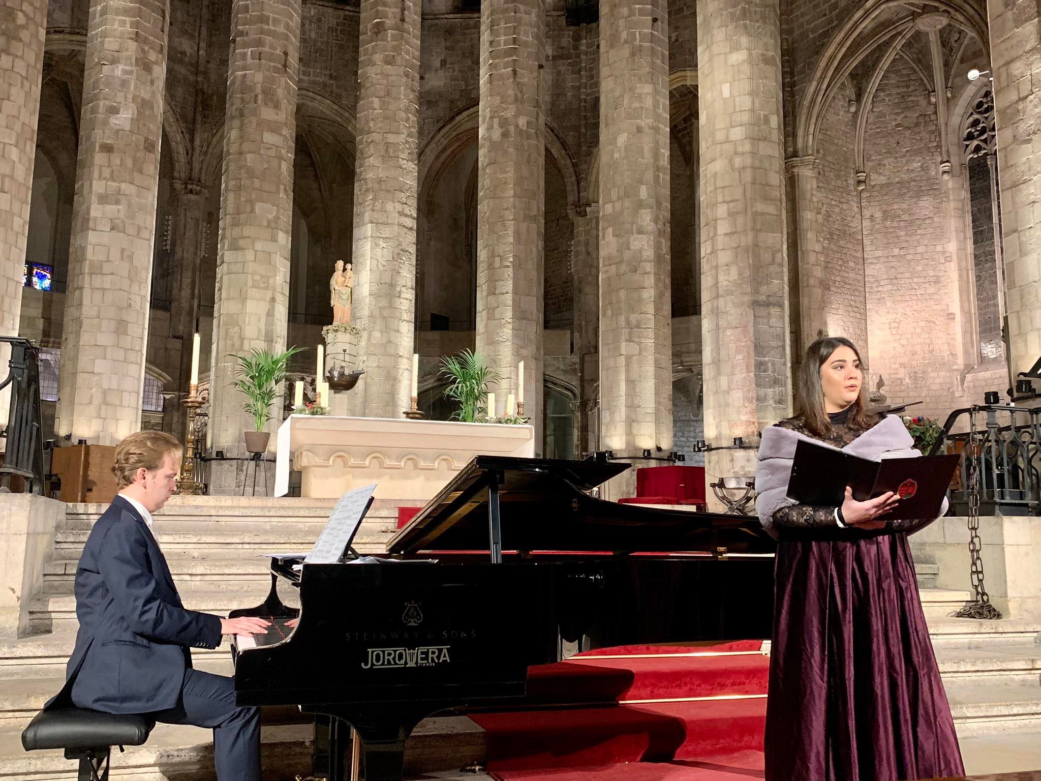 „Szavak helyett a hangommal beszélek” – út Párkányból a királynéig