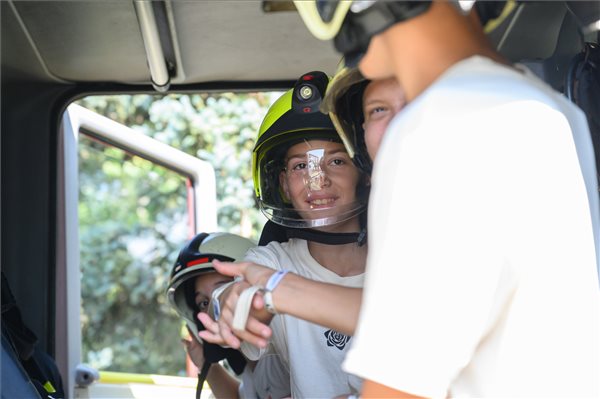 
A hétköznapok hőseivel ismerkednek a Zánkán pihenő gyerekek