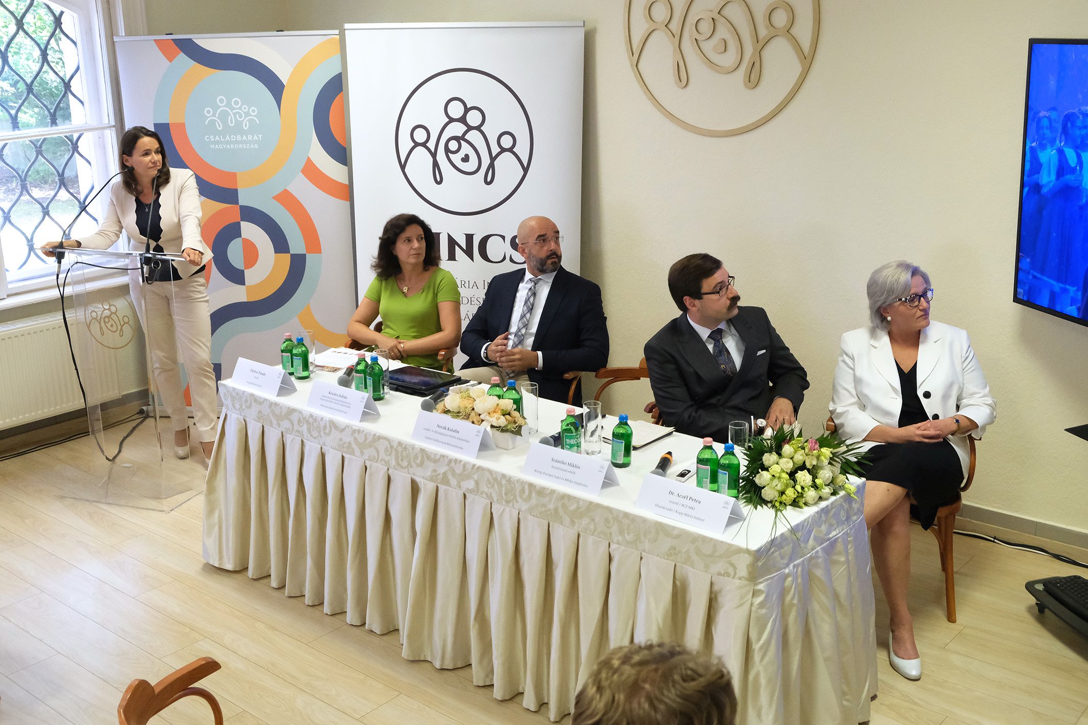 Családi életre nevelés olvasással, tévézéssel