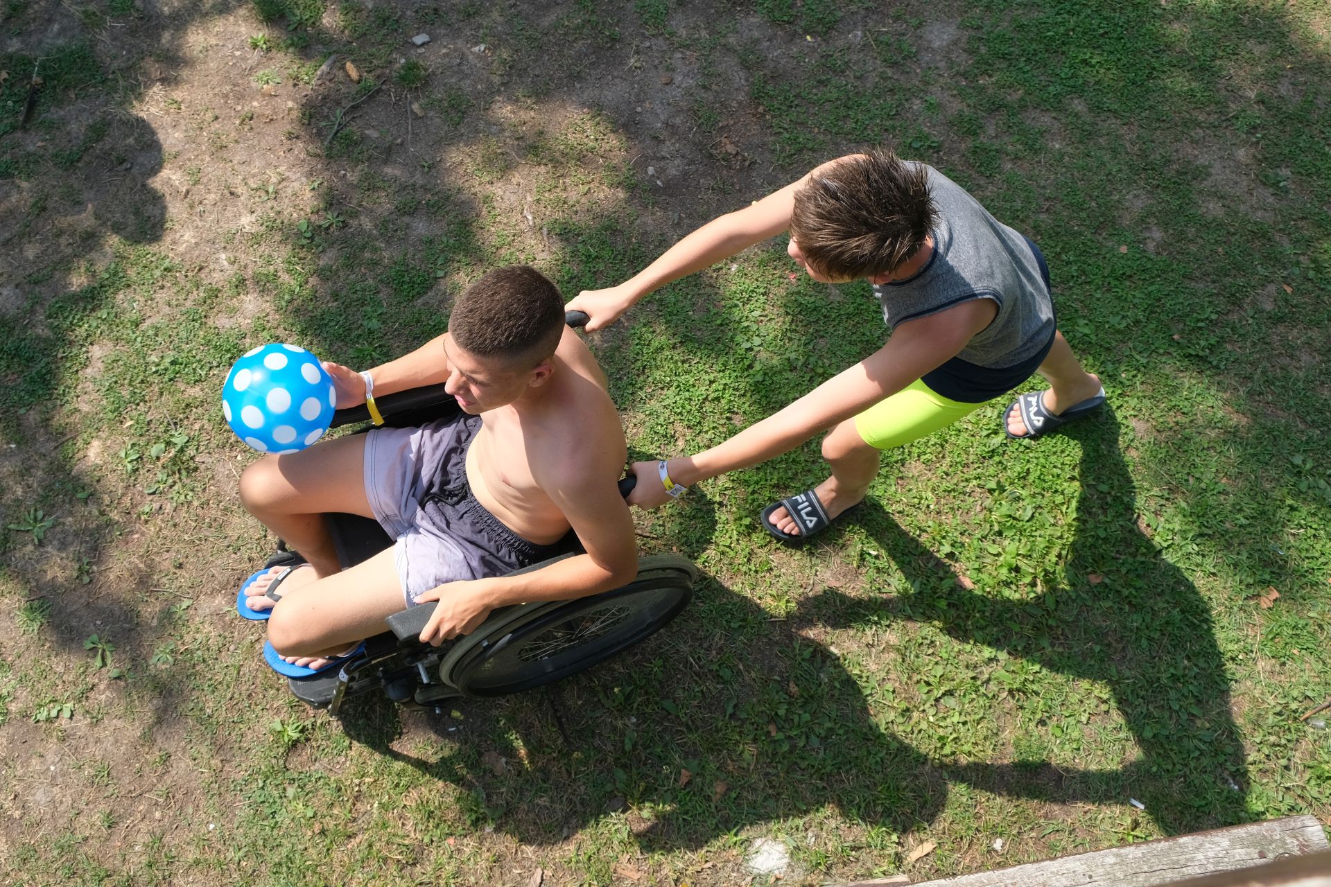 „Nem kell minket sajnálni, de lenézni sem” – érzékenyítő program a Zánkai Erzsébet-táborban