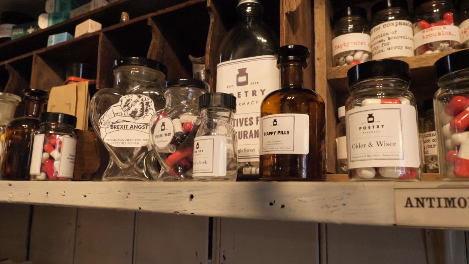 Versekkel gyógyít a "patikus"