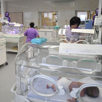 Fejlesztések a biztonságos születésért – átadták a Jahn Ferenc Dél-pesti Kórház felújított Koraszülött Részlegét
