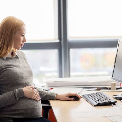 Ezek a szabályok védik a kismamákat a munkahelyen