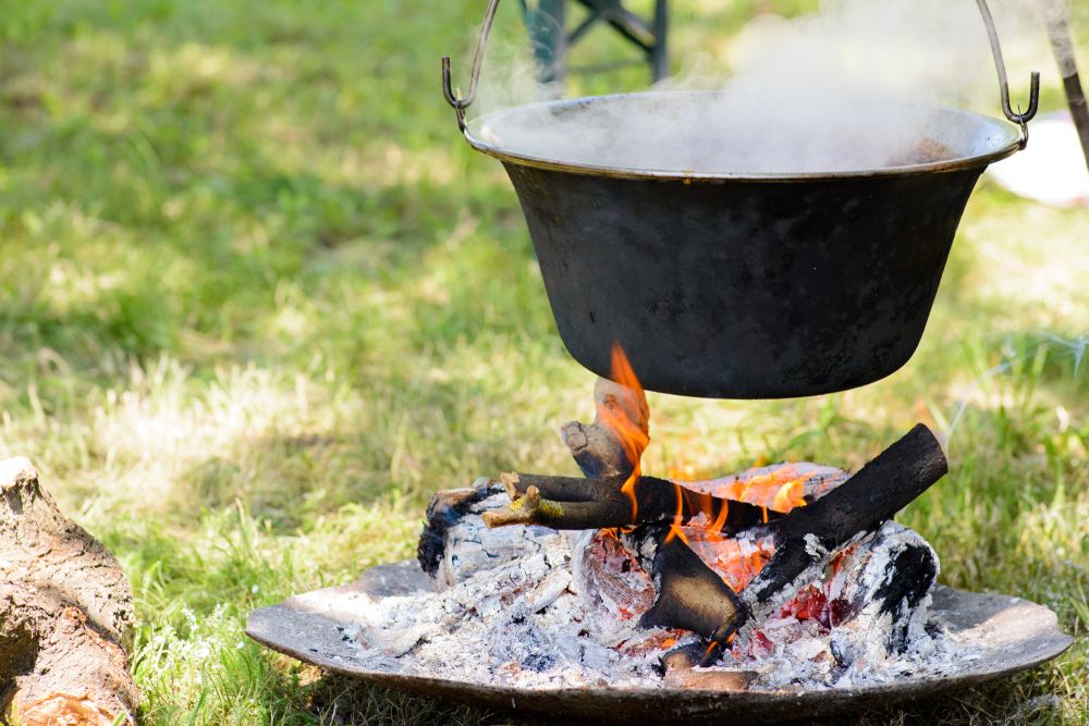 Mindent bele bogrács