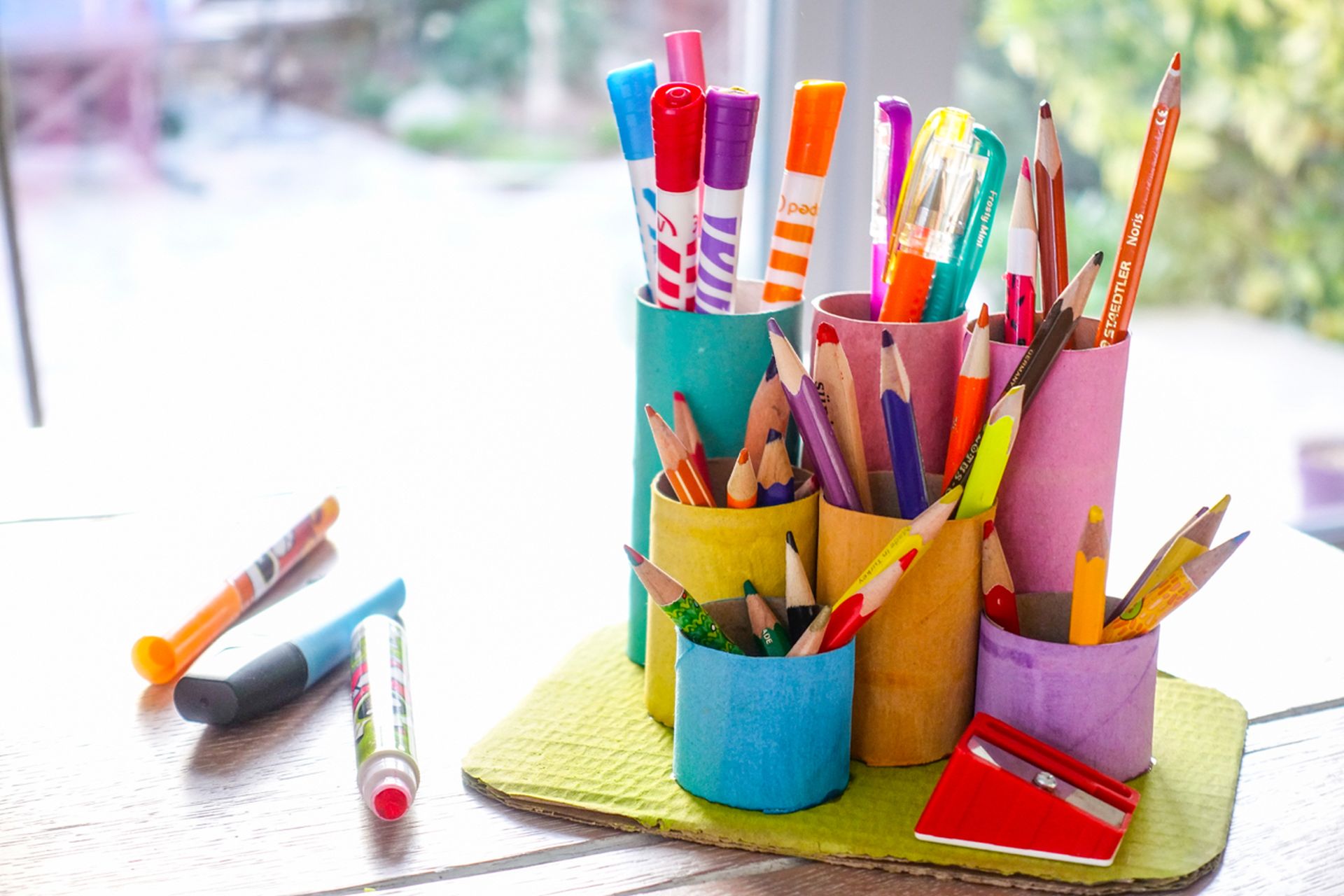 Ceruza- és tolltartó papírgurigából