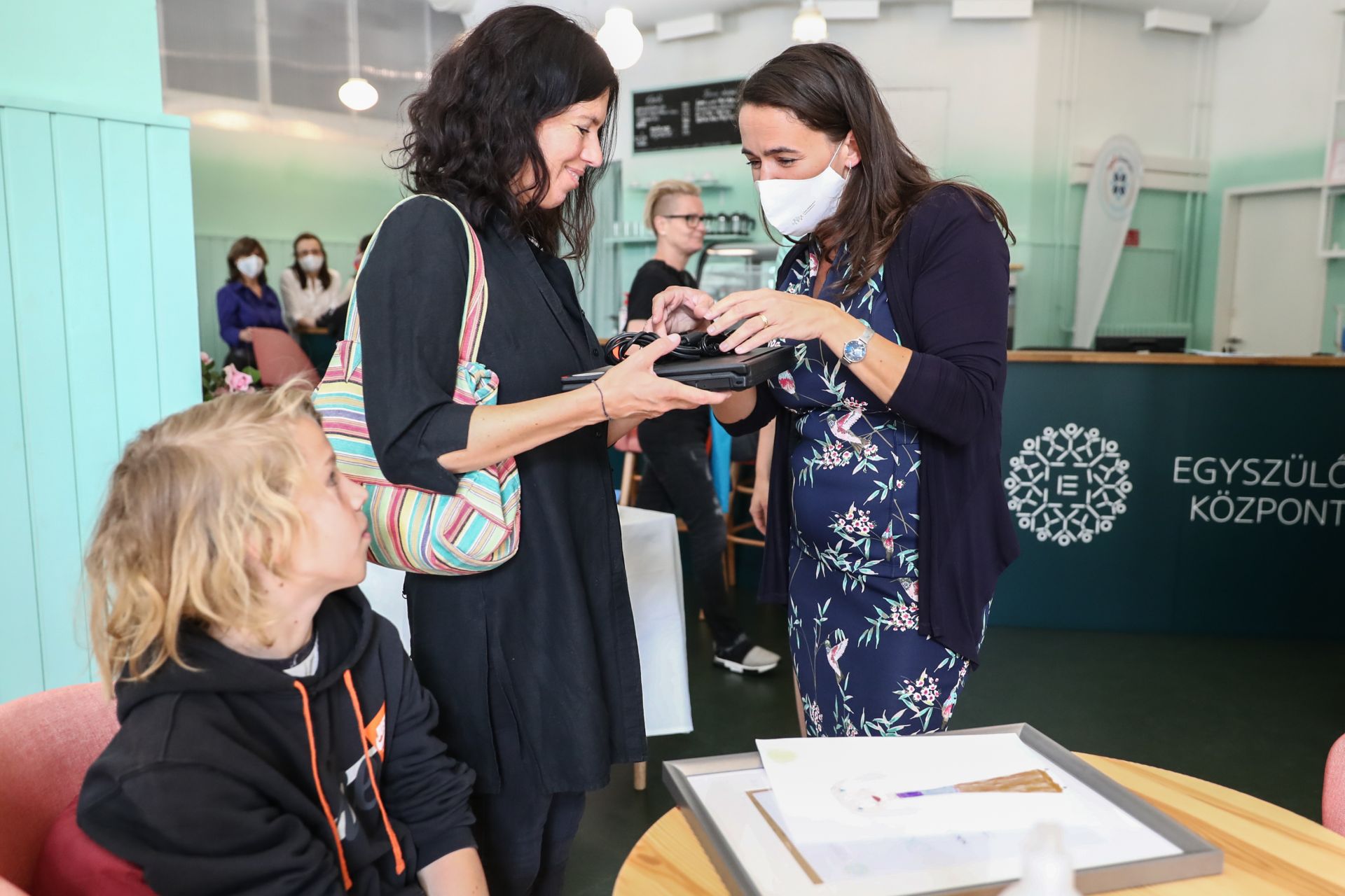 Segítséget kapnak az egyszülős családok a digitális tanuláshoz