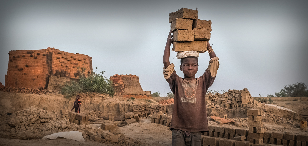 Aki adományoz, gyermekéletek megmentését segíti – ma van a gyermekmunka elleni világnap