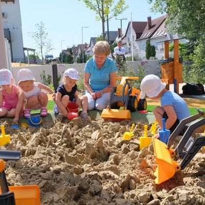 Jövőre 20 százalékkal emelkedik a bölcsődei szakdolgozók bére