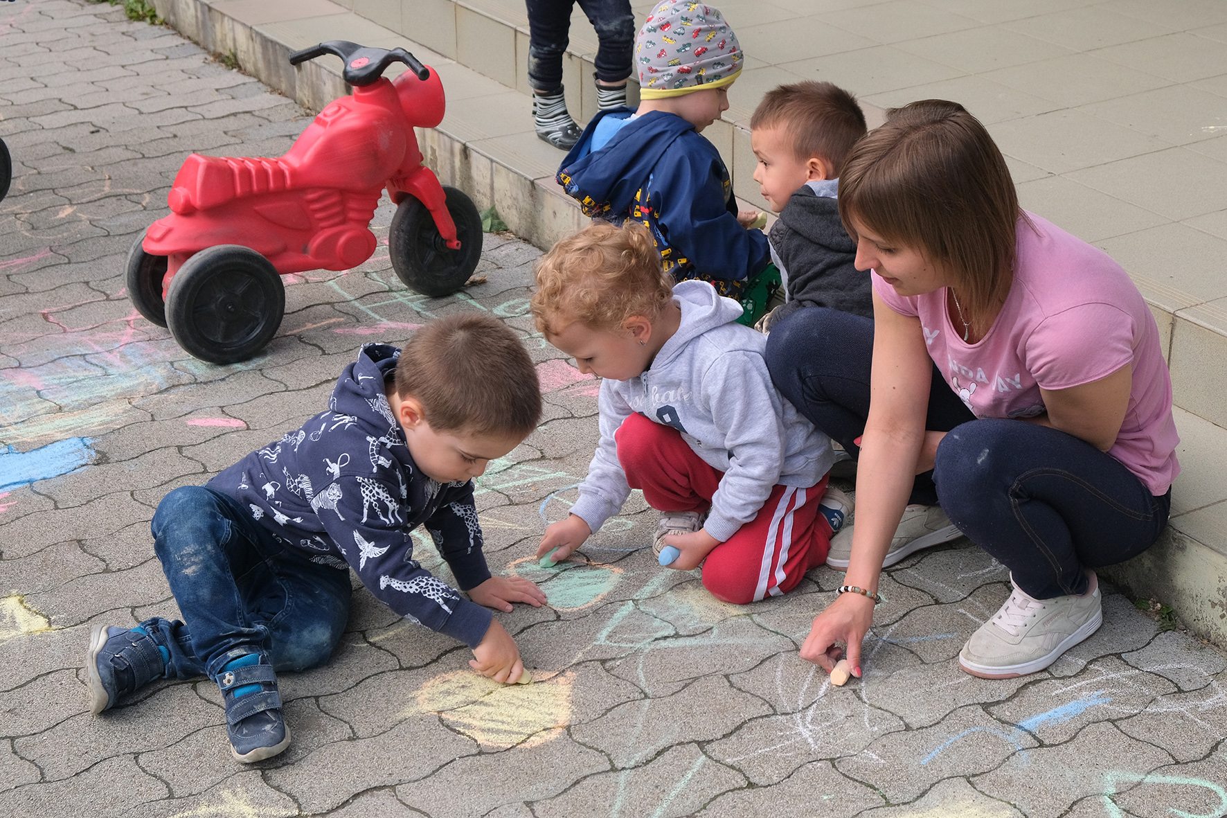 Már kétezer kismama állhatott újra munkába a bölcsődei támogatásnak köszönhetően