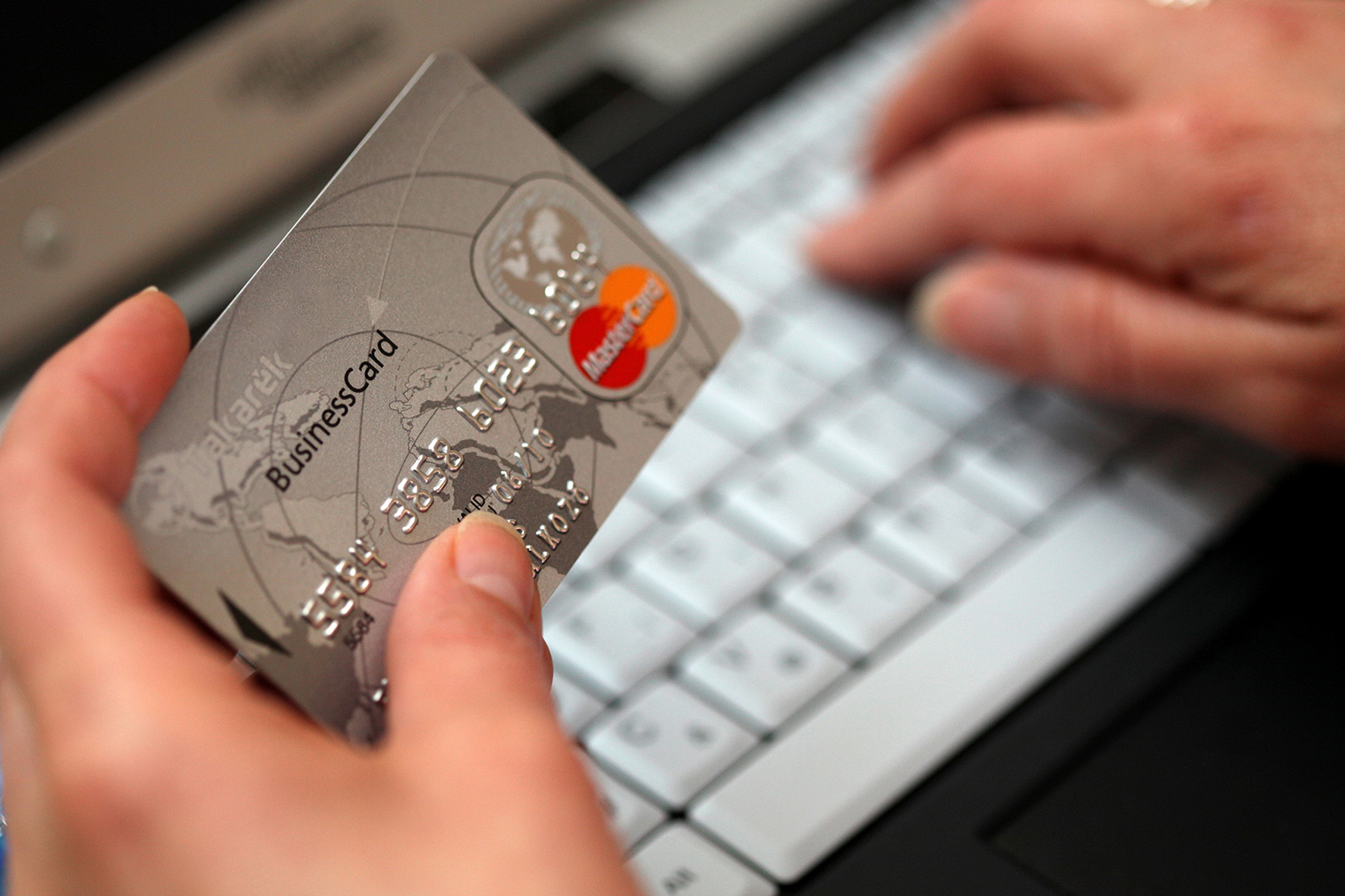 Otthonfelújításnál bármelyik házastárs nevére kiállítható a számla