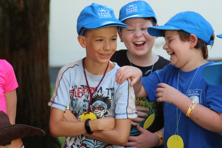 Az iskolákban is beteg gyerekeknek ad bátorságot a Bátor Tábor