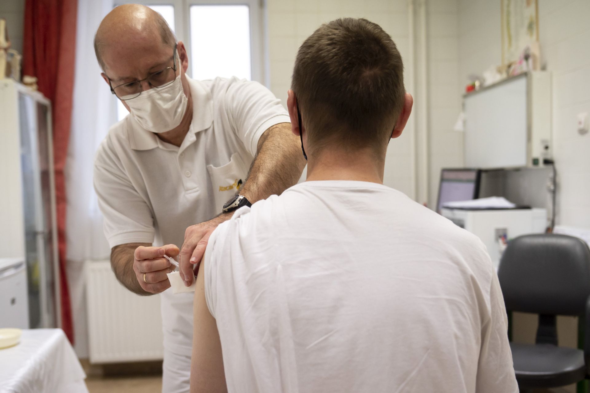 Decembertől csak védettségi igazolvánnyal léphetnek az iskolákba „külsősök”