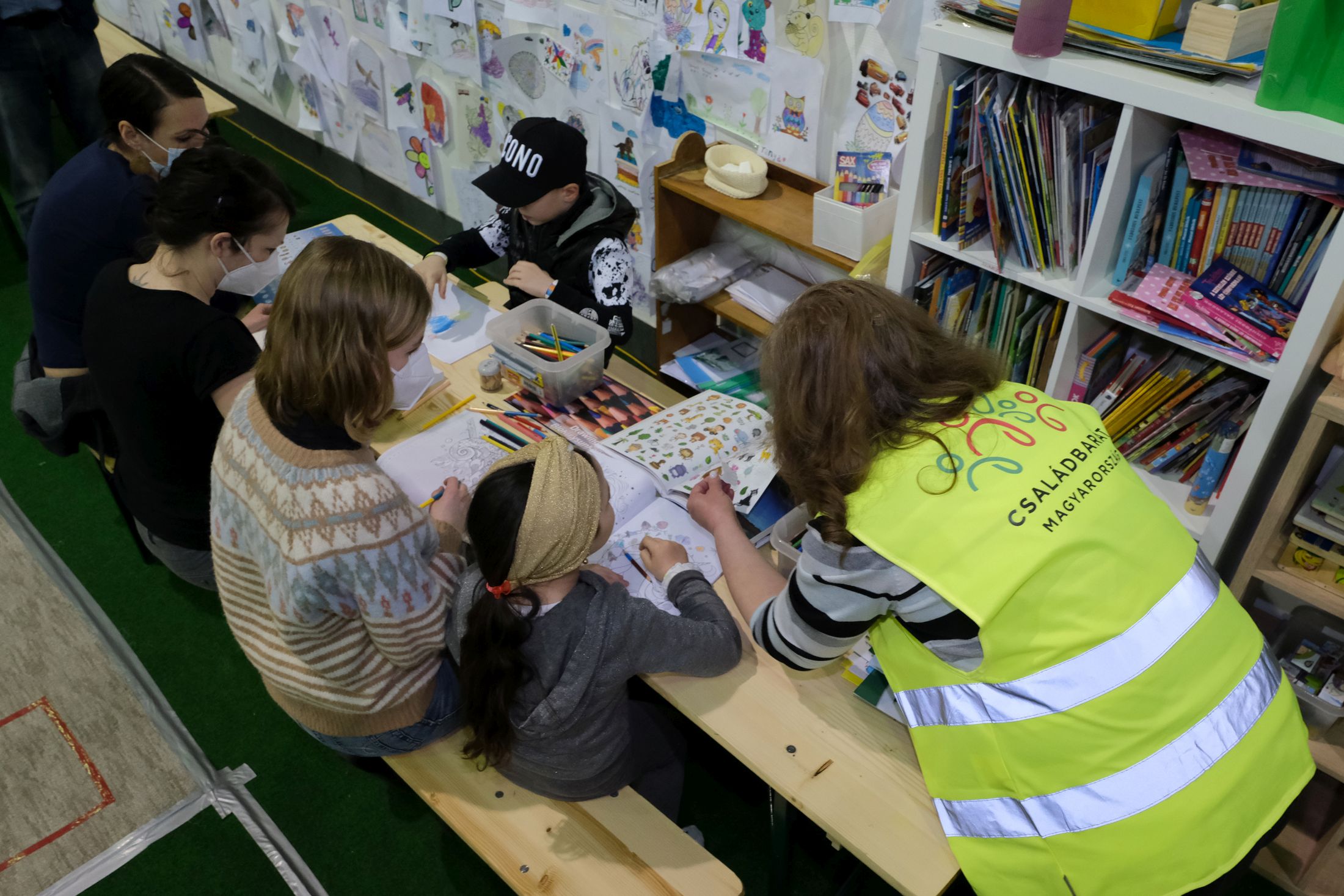 „Jó itt lenni, de nem ilyen áron” – a családbarát tranzitközpontban jártunk