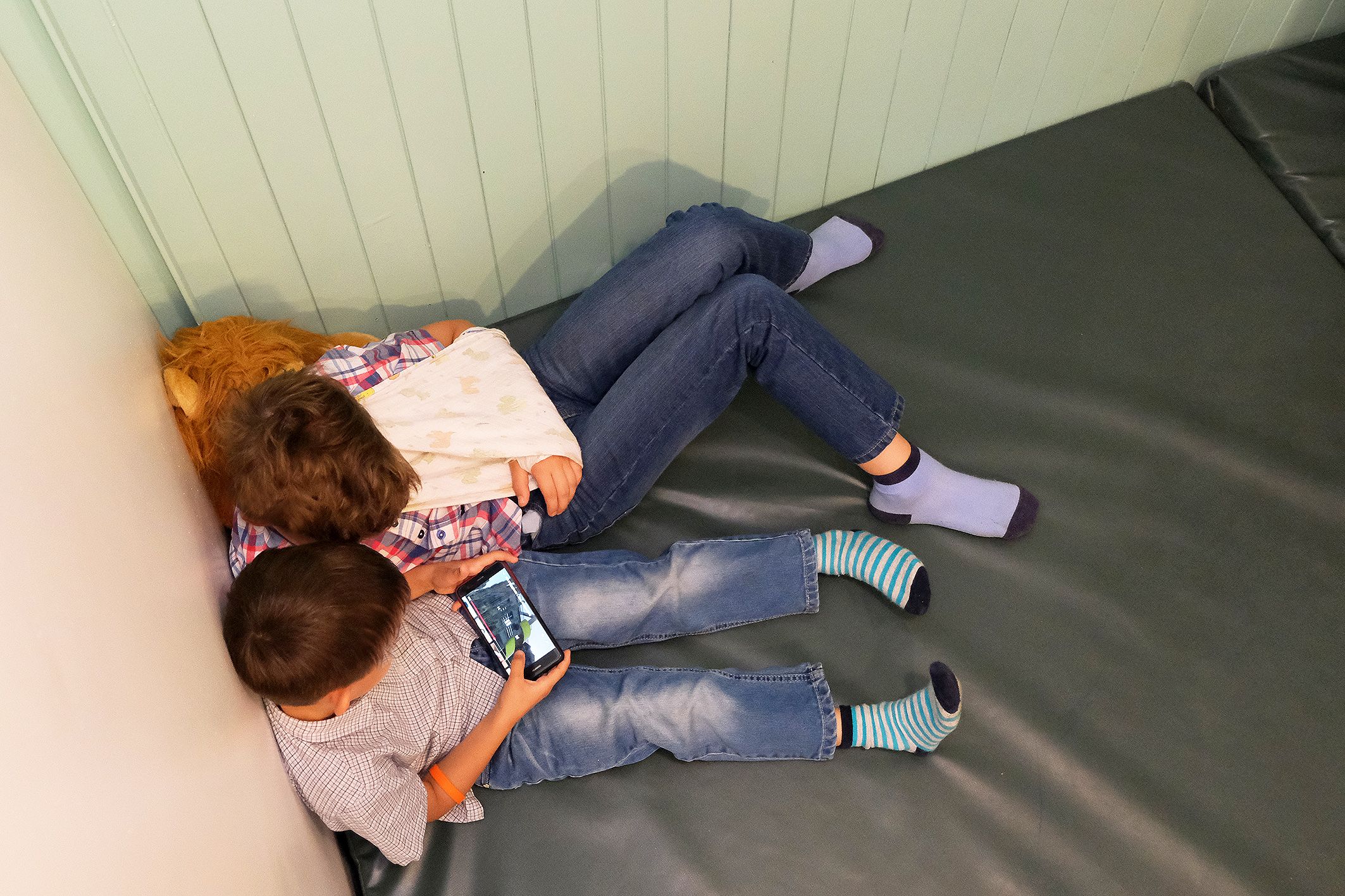 Példátlan helyzetben az alfa-, és a Z-generációs gyermekek szülei? Tippek az okoseszközök használatához